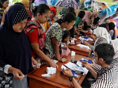 Warga Tumpah Ruah di Pasar Murah Penjaringan