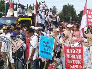 Negosiasi Alot, Akhirnya Perwakilan Massa Aksi Diterima KPU Jateng Negosiasi Alot, Akhirnya Perwakilan Massa Aksi Diterima KPU Jateng