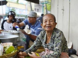 Legenda Jajan Pasar Yogyakarta, Mbah Satinem Jadi Cerita Street Food Netflix Legenda Jajan Pasar Yogyakarta, Mbah Satinem Jadi Cerita Street Food Netflix