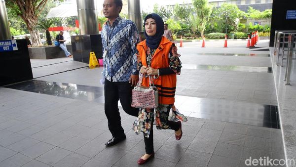 Berompi Tahanan, Asty Winasti Kembali Diperiksa KPK