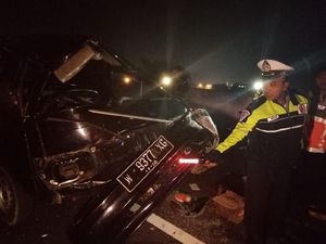 Pikap dan MPV Celaka di Tol Mojokerto, 3 Orang Luka