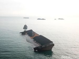 Polres Sukabumi Selidiki Batu Bara Tumpah di Pantai Cipatuguran Polres Sukabumi Selidiki Batu Bara Tumpah di Pantai Cipatuguran