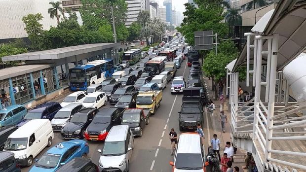 Kendaraan dari arah Monas ke HI tampak padat merayap.