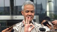 Ganjar Pose Tiga Jari Usai Diperiksa KPK