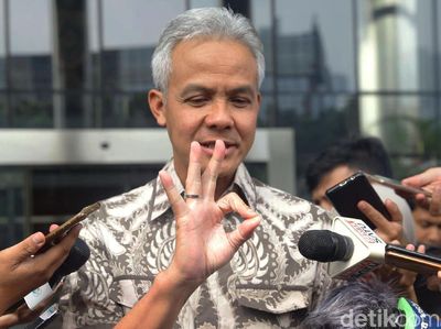 Ganjar Pose Tiga Jari Usai Diperiksa KPK