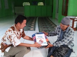 Galang Wakaf Sandal, Warga Pangandaran Ini Banjir Dukungan