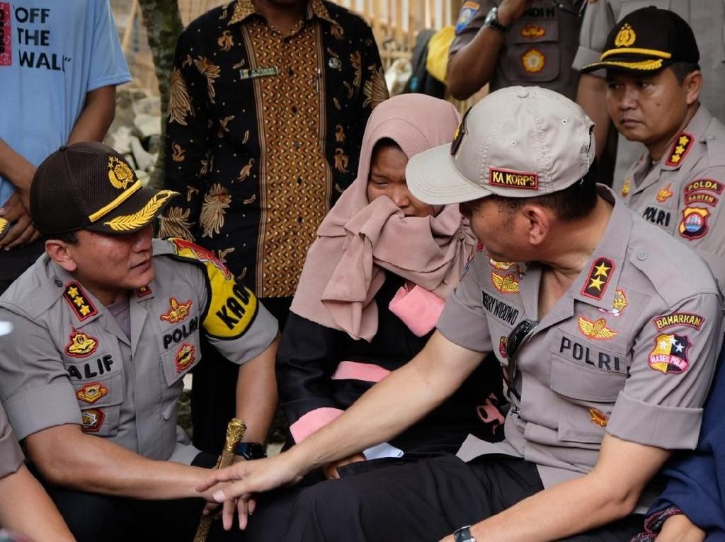 Polri Tawari Anak KPPS yang Meninggal di Tangerang Daftar Jadi Polwan Polri Tawari Anak KPPS yang Meninggal di Tangerang Daftar Jadi Polwan