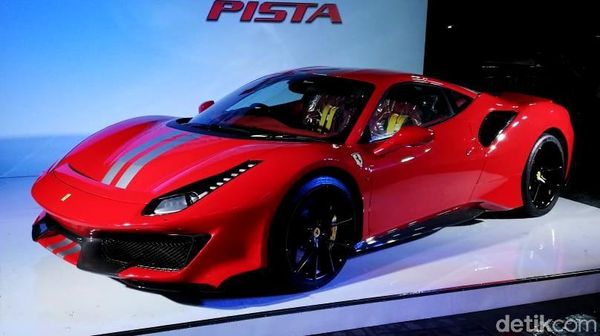 Si Galak Ferrari 488 Pista Mengaspal di Tanah Air