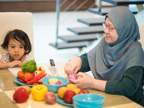 4 Doa yang Bagus Diajarkan Pada Anak Jelang Berbuka Puasa