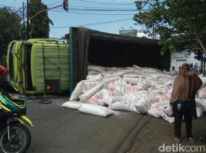 Terobos Traffic Light, Truk Gandeng Muat Pupuk Terguling