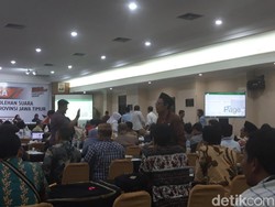 Diwarnai Protes Hingga Gebrak Meja, Rekapitulasi Provinsi Jatim Molor