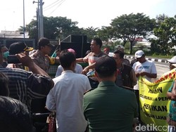 Warga Lamongan Protes Pelebaran Pabrik yang Sumbat Irigasi Sawah