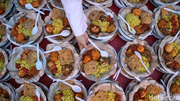 Nikmat! Warga Tionghoa Sebar Takjil Gratis