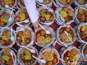 Nikmat! Warga Tionghoa Sebar Takjil Gratis