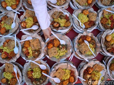 Nikmat! Warga Tionghoa Sebar Takjil Gratis