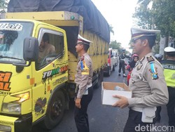 Sambil Bagi Takjil, Polisi Juga Sosialisasi Jalur Alternatif di Bojonegoro