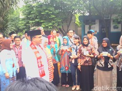 Gubernur Anies Serahkan Kartu Dasa Wisma untuk Program Pendataan