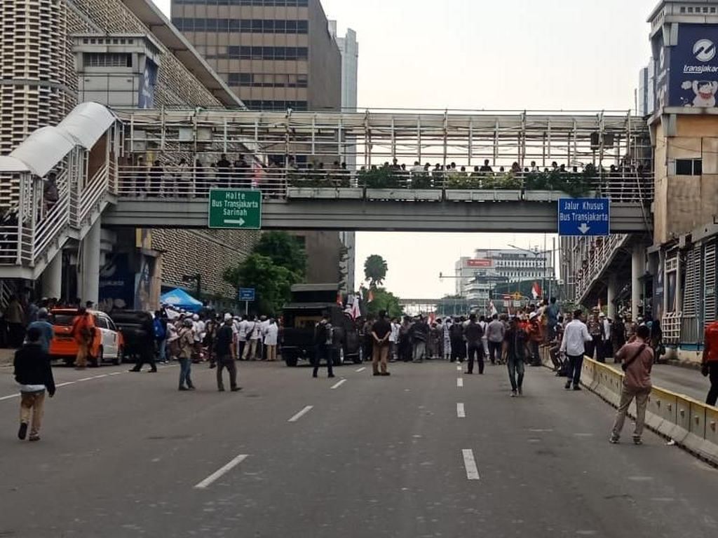 Busway Tertutup Pendemo Bawaslu, Rute TransJ Arah Monas Dialihkan Busway Tertutup Pendemo Bawaslu, Rute TransJ Arah Monas Dialihkan