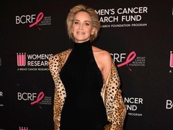 Pose Pamer Underwear, Sharon Stone Tampak Awet Muda di Usia 61