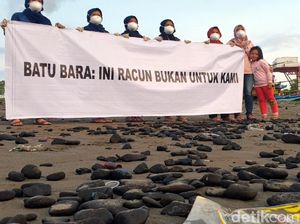 Aktivis Lingkungan Bebersih Batu Bara Telantar di Pantai Cipatuguran