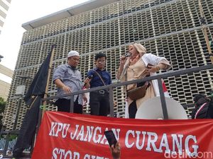 Sudah Diharamkan Mardani, 2019GantiPresiden Dinyanyikan Neno di Bawaslu Sudah Diharamkan Mardani, 2019GantiPresiden Dinyanyikan Neno di Bawaslu