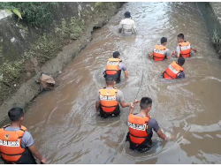 Detik-detik Pencarian Bocah yang Tenggelam di Gorong-gorong