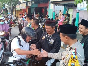 Pesilat dan Polisi Madiun Bagikan 1.000 Takjil Gratis pada Pengendara