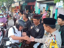 Pesilat dan Polisi Madiun Bagikan 1.000 Takjil Gratis pada Pengendara