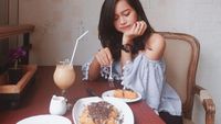 Cantiknya Anak Elly Sugigi, Ulfi yang Hobi Ngopi