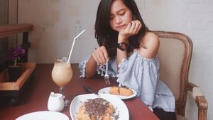 Cantiknya Anak Elly Sugigi, Ulfi yang Hobi Ngopi
