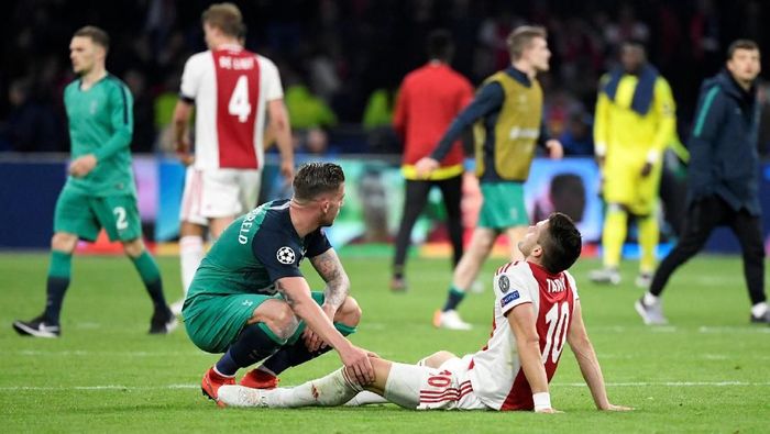 Toby Alderweireld sedih harus menyingkirkan Ajax Amsterdam (REUTERS/Piroschka Van De Wouw) Toby Alderweireld sedih harus menyingkirkan Ajax Amsterdam (REUTERS/Piroschka Van De Wouw)