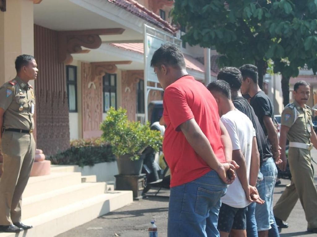 Pesta Miras Siang-siang Bolong Bulan Puasa, 8 Orang di Jepara Diciduk Pesta Miras Siang-siang Bolong Bulan Puasa, 8 Orang di Jepara Diciduk