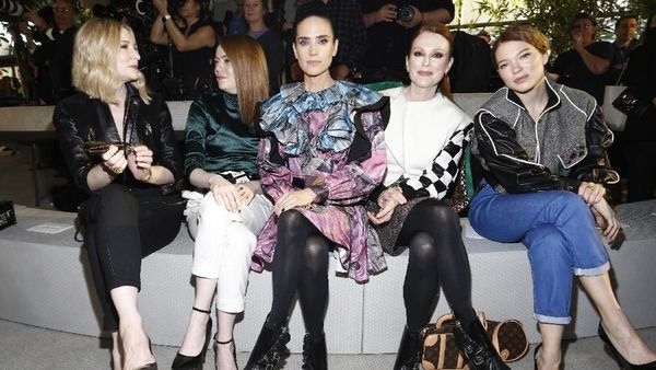 Foto: Melihat Gaya Seru Selebriti di Front Row Bandara Louis Vuitton