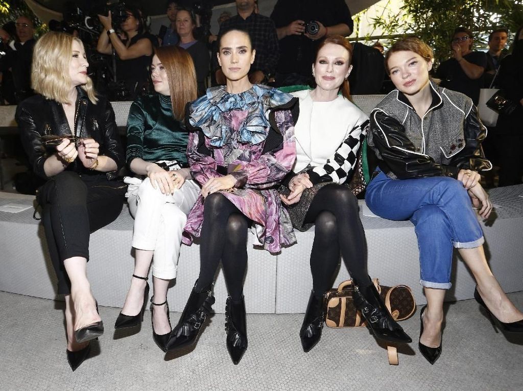 Foto: Melihat Gaya Seru Selebriti di Front Row Bandara Louis Vuitton Foto: Melihat Gaya Seru Selebriti di Front Row Bandara Louis Vuitton