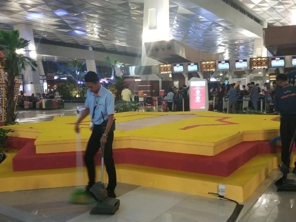 Ornamen Ramadhan di Terminal 3 Bandara Soetta Roboh, Tak Ada Korban Ornamen Ramadhan di Terminal 3 Bandara Soetta Roboh, Tak Ada Korban