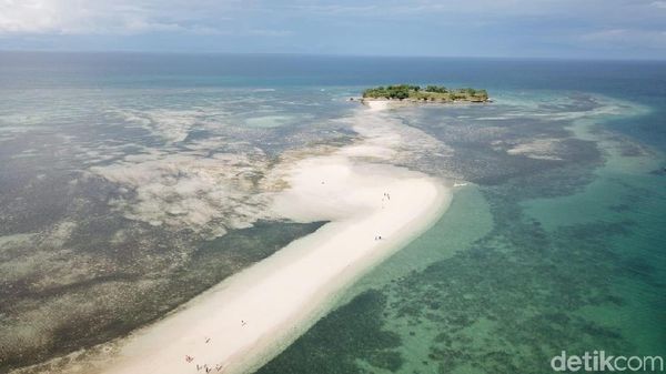 Foto Drone: Fenomena Laut Terbelah di Lombok dari Ketinggian