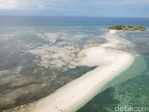 Foto Drone: Fenomena Laut Terbelah di Lombok dari Ketinggian