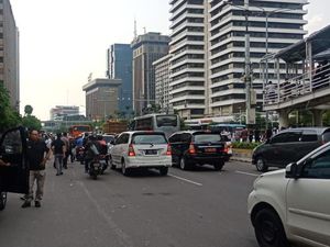 Video: Usai Orasi, Massa Pendemo Bawaslu Bubarkan Diri Video: Usai Orasi, Massa Pendemo Bawaslu Bubarkan Diri