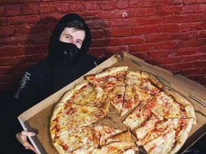 Suka Pizza, Begini Gaya Alan Walker Saat Sedang Kulineran