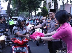 Peduli Sesama, Polres Tuban Bagikan 2.000 Takjil ke Pengguna Jalan