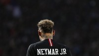 Neymar memanaskan rumor transfer musim panas ini setelah dikabarkan ingin meninggalkan Paris Saint-Germain. Neymar diklaim ingin kembali ke Barcelona, namun Les Parisiens menolak melepasnya. (Foto: Srdjan Stevanovic / Getty Images)