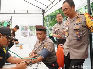 Kapolrestabes Surabaya Cek Kesehatan Anggota Pengaman Rekap Suara