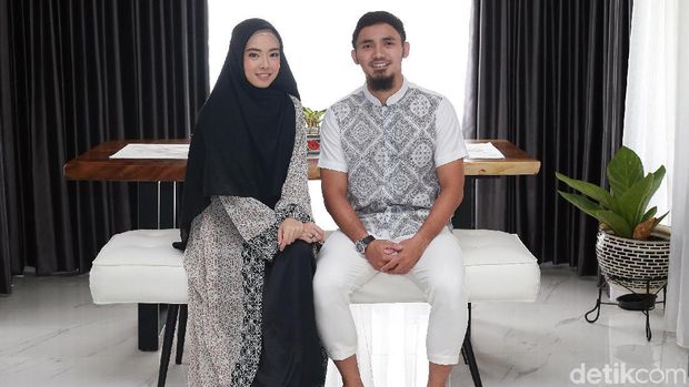 Kehidupan ratu wushu Lindswell Kwok memasuki babak baru usai memutuskan pensiun dan menikah dengan Achmad Hulaefi. Bagaimana kabar Lindswell kini? Yuk, simak.