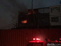 Kebakaran di Jakut, 1 Petugas Dilarikan ke RS Akibat Sesak Napas
