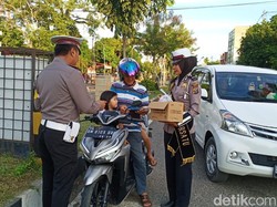Sambil Operasi Keselamatan, Polres Inhu Bagi-bagi Takjil