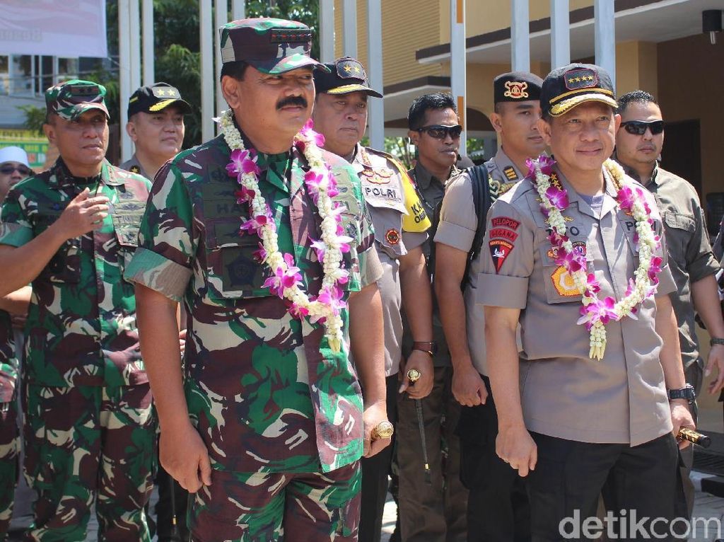 Kapolri dan Panglima TNI Kunjungan Kerja ke Mapolresta Sidoarjo Kapolri dan Panglima TNI Kunjungan Kerja ke Mapolresta Sidoarjo