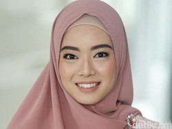 Sholat Diam-Diam, Lindswell Bawa Ember dan Gayung ke Kamar untuk Wudhu