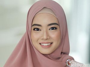 Sholat Diam-Diam, Lindswell Bawa Ember dan Gayung ke Kamar untuk Wudhu Sholat Diam-Diam, Lindswell Bawa Ember dan Gayung ke Kamar untuk Wudhu