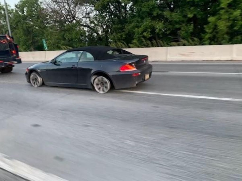 Polisi Ciduk Pengemudi BMW yang Kendarai Mobil Tanpa Ban Polisi Ciduk Pengemudi BMW yang Kendarai Mobil Tanpa Ban