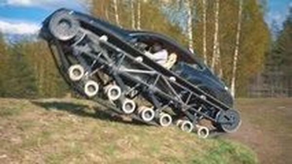 Ketika Mobil Mewah Disulap Jadi Tank